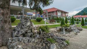 Nespecifikovaný výhled na hory nebo výhled na hory při pohledu z motelu