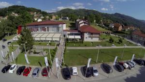 Nespecifikovaný výhled na hory nebo výhled na hory při pohledu z motelu