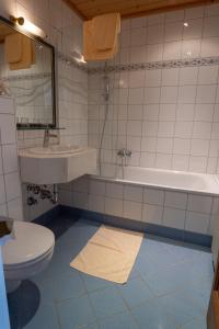 A bathroom at Brückenwirt