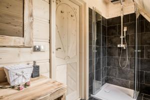 Kúpeľňa v ubytovaní Owcza Chata z jacuzzi i sauną