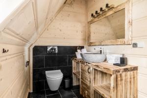 Kúpeľňa v ubytovaní Owcza Chata z jacuzzi i sauną