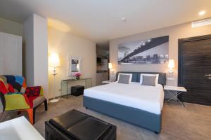Voodi või voodid majutusasutuse Opera Suite Hotel toas