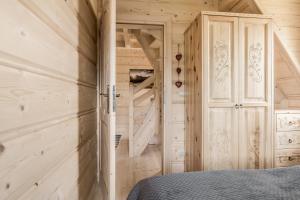 Posteľ alebo postele v izbe v ubytovaní Owcza Chata z jacuzzi i sauną