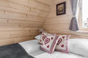 Posteľ alebo postele v izbe v ubytovaní Owcza Chata z jacuzzi i sauną