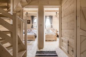 Posteľ alebo postele v izbe v ubytovaní Owcza Chata z jacuzzi i sauną