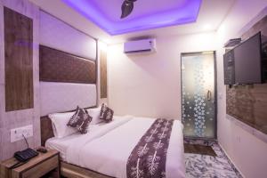 Een bed of bedden in een kamer bij Hotel Harsha International