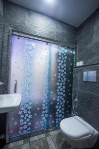 Een badkamer bij Hotel Harsha International