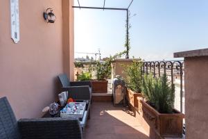 einen Balkon mit Stühlen und Pflanzen auf einem Gebäude in der Unterkunft My Spanishsteps in Rom