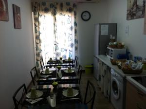 una cucina con tavolo, sedie e finestra di B&B Mare di Augusta La Finestra sul Porto ad Augusta