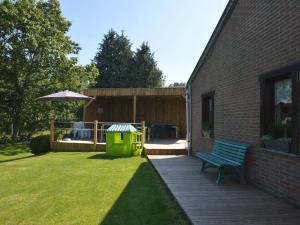 Zahrada ubytování Holiday Home in Waimes with Sauna & Bubble Bath