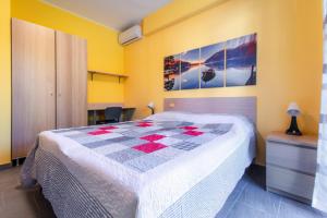 una camera con un letto con una trapunta sopra di Casa Livio - Rooms and studios a Como