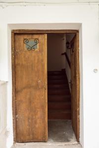 une porte en bois ouverte avec un escalier dans un bâtiment dans l'établissement Eric Central Studio, à Sibiu