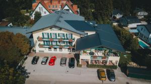 een luchtzicht op een groot gebouw met auto's geparkeerd op een parkeerplaats bij Brückenwirt in Hallein