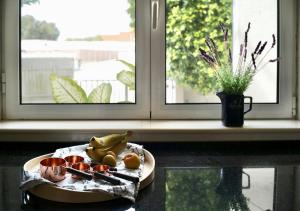 un plato de comida en una mesa frente a una ventana en Faulha House,with BBQ and swimming pool, en Sesimbra