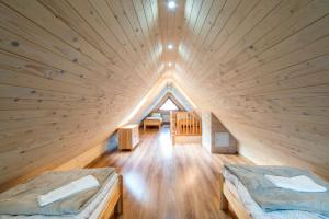 Großes Holzzimmer mit 2 Betten. in der Unterkunft Domek u Eli in Czarny Dunajec