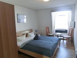 ホーヴァハトにあるHohwachter Hofのベッドルーム1室(ベッド1台、テーブル、椅子付)
