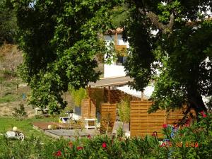 ein Haus mit einem Hof mit Terrasse und Blumen in der Unterkunft Les Ecrins d'Aix-en-Provence in Aix-en-Provence