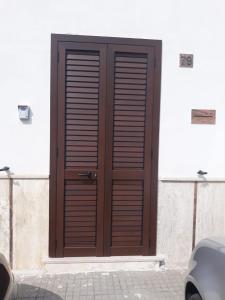 una porta di legno sul lato di un edificio di LA CASA DEI DESIDERI a Oria