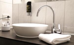 bagno con lavandino a ciotola e rubinetto di Arthotel ANA Liberty Bremen City a Brema