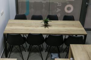 einen Konferenzraum mit einem Holztisch und Stühlen in der Unterkunft TODOR APARTMENTS Center in Banja Luka