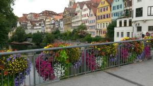 un ramo de flores colgando de una valla en Hotel Venezia, en Tübingen