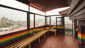 una camera con panca arcobaleno in un edificio di Wander Thirst a Kathmandu