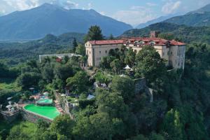 uma vista aérea de um grande edifício com um campo de ténis em Castello San Giuseppe - Historical bed and breakfast em Chiaverano