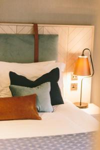Llit o llits en una habitació de Palm Court Hotel