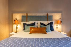 Un pat sau paturi într-o cameră la Palm Court Hotel