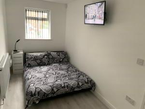 Postel nebo postele na pokoji v ubytování sark house Apartment Chorlton manchester