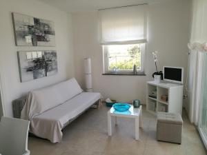 ein Wohnzimmer mit einem Bett und einem Tisch in der Unterkunft La Conchiglia in Petrosino