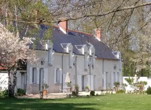 ein großes weißes Haus mit einem Hof in der Unterkunft Le gîte de l'Hermine - La Blinerie in Sambin