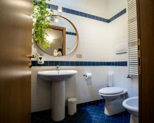 bagno con lavandino, servizi igienici e specchio di Castelmenardo39 a Treviso