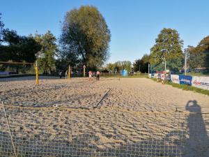 a volley ball court in a park with a net at Pokoje nad Rabą in Myślenice