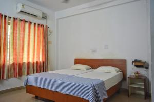 una camera con letto e finestra di Hotel Surya a Mangalore