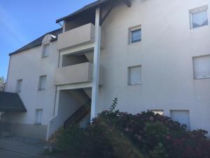 - un bâtiment blanc avec des balcons sur le côté dans l'établissement Appartement T2 refait à neuf, piscine, à Quiberon