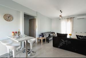 Posezení v ubytování Bright Spacious Two-Bedroom Apartment