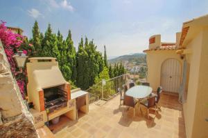 ベニッサにあるEl Atardecer-10 - modern villa with splendid views in Benissaの家のバルコニー(テーブル、椅子付)