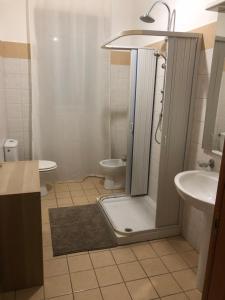 ein Bad mit einer Dusche, einem WC und einem Waschbecken in der Unterkunft A casa di Flavia in Catania