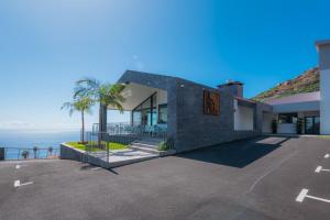 a house with a view of the ocean at Engenho Velho Hotel. Restaurante in Arco da Calheta