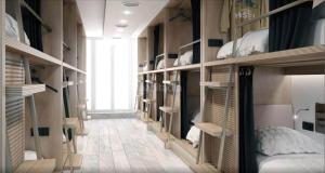 马略卡岛帕尔马Y Hostel - Albergue Juvenil的一间设有许多双层床的房间