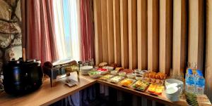 un tavolo con del cibo sopra in una stanza di Hotel Migu Yard a Kazbegi
