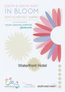 Waterfront Hotel في دييْل: منشر خاص بالجنوب الشرقي في فندق bloom waterford مع زهرة ملونة