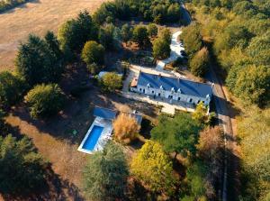 eine Luftansicht eines großen Hauses im Wald in der Unterkunft Le gîte de l'Hermine - La Blinerie in Sambin