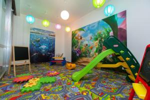 una sala de juegos para niños con tobogán y equipo de juegos en Paviljoni Omorika, en Crikvenica