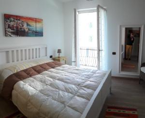 um quarto com uma cama grande e uma janela em Alle Porte di Genova em Sant'Olcese
