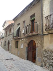 een oud gebouw met een deur en een balkon bij Apartment Cal Viola in Torroja