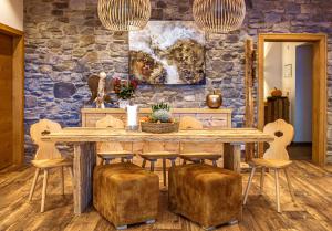 jadalnia z drewnianym stołem i krzesłami w obiekcie Appartements Liebe Heimat w Saalbach Hinterglemm