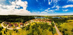 新比斯特日采的住宿－Amenity Resort Česká Kanada，享有度假胜地的空中湖景