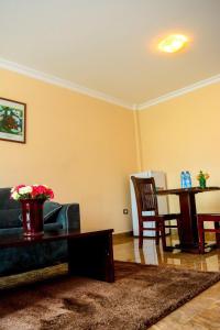 salon z kanapą i stołem w obiekcie Melodie Hotel w Addis Abebie
